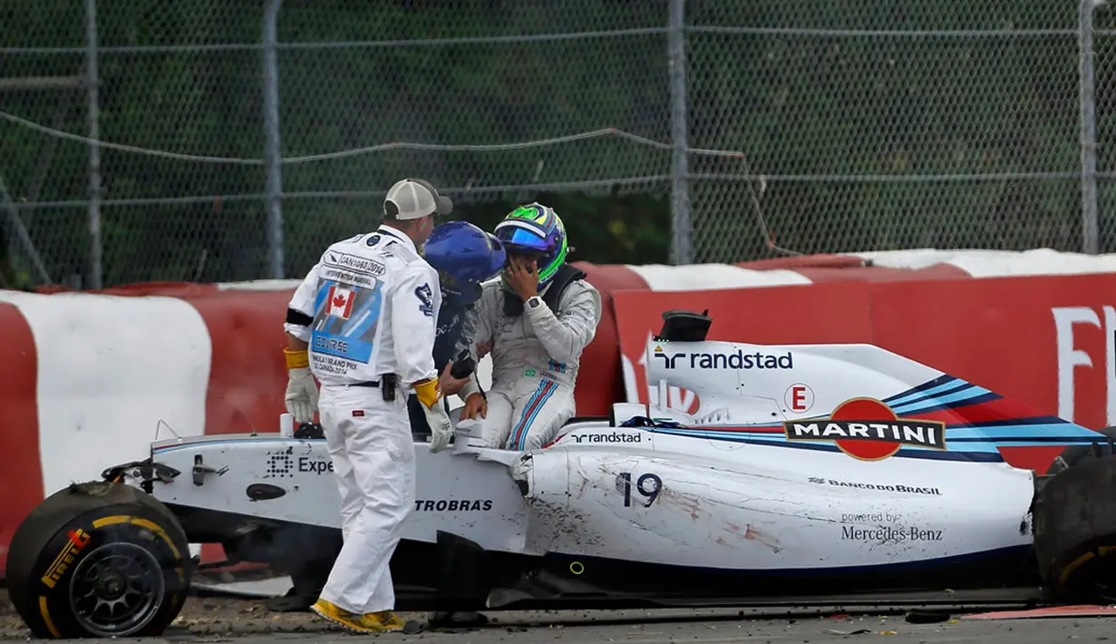 Pembalap tim Williams Formula Satu, Felipe Massa keluar dari kendaraannya usai menabrak pembatas lintasan di Sirkuit Gilles Villeneuve, Montreal, (8/6/2014). (REUTERS/Mathieu Belanger)