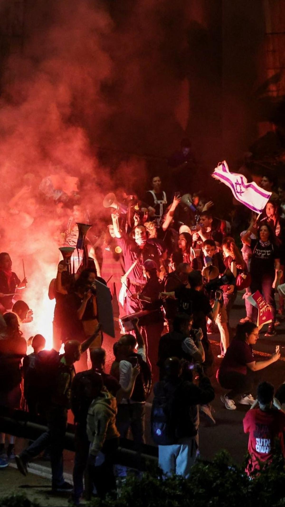 Selain itu, mereka juga menuntut pemerintah segera merampungkan gencatan senjata dengan Hamas untuk membebaskan sandera Israel di Gaza. Foto: REUTERS / Ronen Zvulun<br>