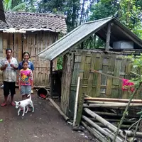 Tak punya rumah layak, bocah-bocah ini terpaksa harus tidur di satu kamar sempit dan saling berhimpitat. | Sumber Foto: facebook.com/andywayankaryasa