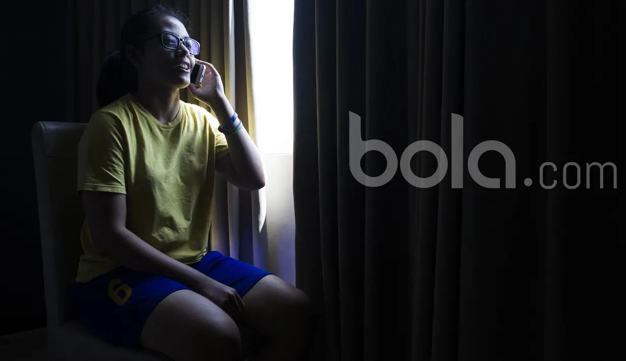Menelfon orang tua untuk meminta doa selalu dilakukan pebasket Merpati Bali, Nadya Gumanti, sebelum berlaga di lapangan basket. (Bola.com/Vitalis Yogi Trisna)
