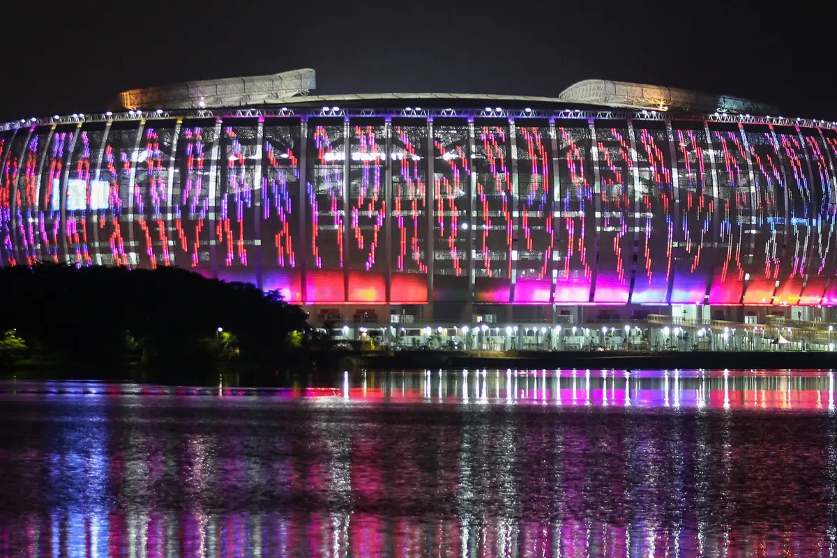 Foto: Menikmati Keindahan Jakarta International Stadium yang Bermandikan Cahaya dari Danau Cincin