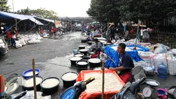 Sejumlah pedagang kolang-kaling saat berjualan di Pasar Induk, Kramat Jati, Jakarta, Jumat (19/6/2015). Untuk memenuhi permintaan konsumen, pedagang kolang-kaling di pasar Induk, kramat jati menambah pasokan kolang-kaling. (Liputan6.com/Yoppy Renato)