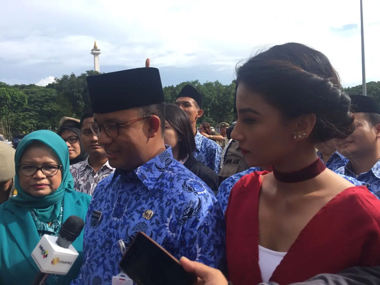 Tsania Marwa bersama Gubernur DKI Jakarta, Anis Baswedan dalam sebuah acara. (Istimewa)