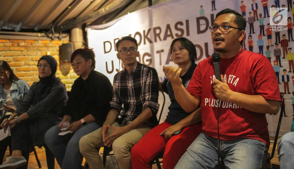Ketua Divisi Advokasi YLBHI Arif Yogiawan berbicara dalam konferensi pers bertajuk Demokrasi di Ujung Tanduk, Jakarta, Minggu (15/9/2019). Demokrasi Indonesia dianggap menurun, salah satunya dilihat dari aspek supremasi hukum. (Liputan.com/Faizal Fanani)