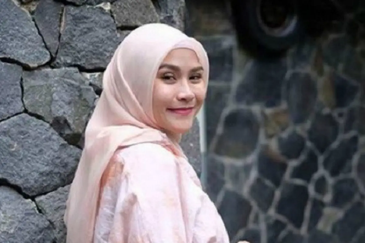 [Bintang] Tampil Colorful dengan Gaya Hijab Ibu Hamil Zaskia Adya Mecca yang Super Fresh