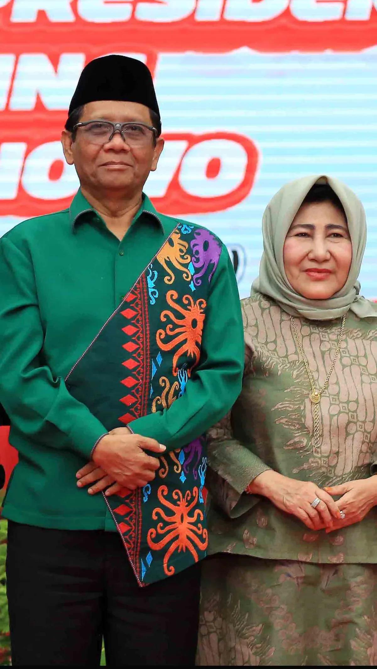 Bagi sebagian orang mungkin sudah tidak asing lagi ketika mendengar nama Mahfud MD. Ia merupakan seorang hakim, akademisi dan politisi terkenal di Indonesia. <br>