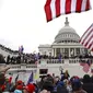 Massa pendukung Presiden Amerika Serikat Donald Trump berkumpul di luar Capitol Hill, Washington, Amerika Serikat, Rabu (6/1/2021). Sejumlah anggota parlemen dan massa pendukung Donald Trump menyerbu Capitol Hill untuk membatalkan pemilihan presiden Amerika Serikat. (AP Photo/Shafkat Anowar)