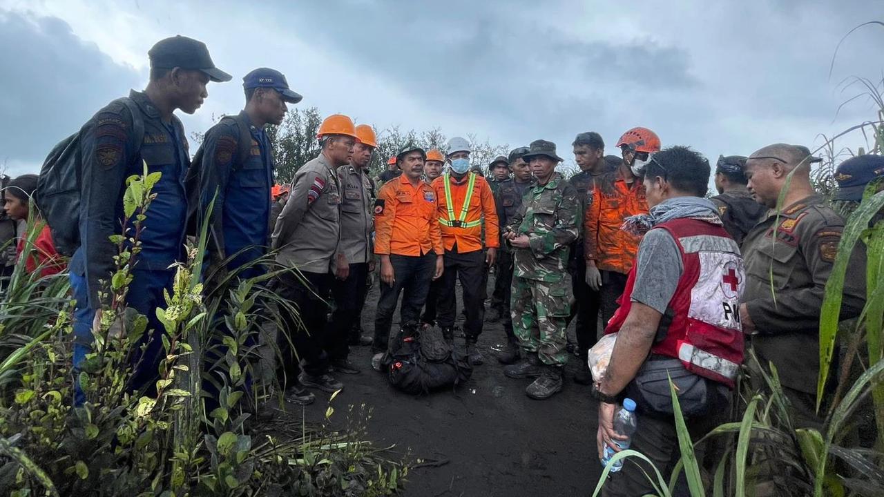 FOTO: Evakuasi Dua Pendaki Asing Korban Erupsi Gunung Dukono