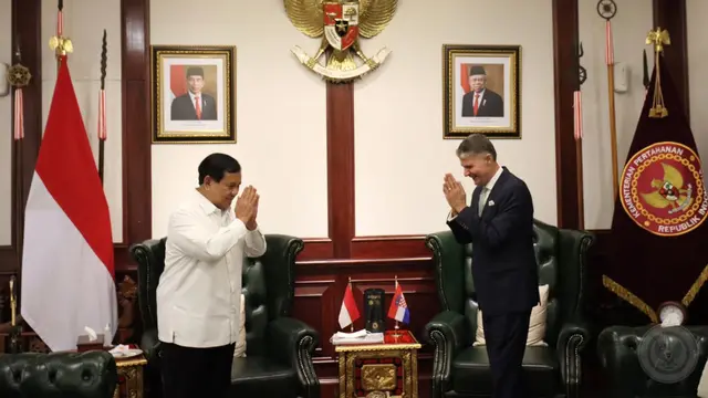 Menteri Pertahanan (Menhan) RI Prabowo Subianto dan Duta Besar Kroasia untuk Indonesia Nebosja Koharovic, di Kemhan, Jakarta, Rabu (27/4).