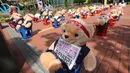 Boneka beruang teddy dipajang untuk memprotes kekerasan terhadap pedagang kaki lima ilegal, di depan kantor distrik Mapo di Seoul, Kamis (24/9/2020). Boneka beruang itu menggantikan pengunjuk rasa untuk menghindari pelanggaran larangan aksi dengan lebih dari 10 orang. (AP Photo/Ahn Young-joon)