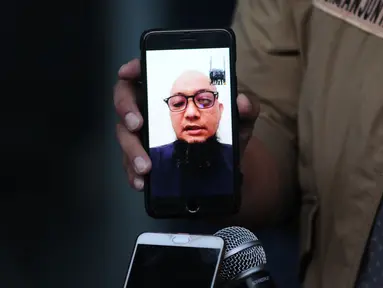 Novel Baswedan saat memberikan keterangan lewat video call bersama Koalisi Masyarakat Sipil Anti Korupsi di Gedung KPK, Jakarta, Rabu (11/10). Mereka meminta Presiden mengambil langkah tegas penyelesaian perkara Novel. (Liputan6.com/Helmi Fithriansyah)