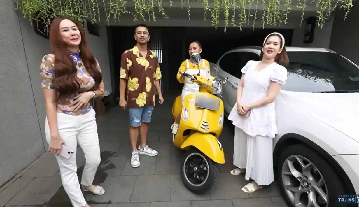 Saat Raffi menyebut rumahnya senilai Rp 50 miliar, Aura Kasih pun membantahnya. Lantai satu digunakan untuk parkir mobil dan juga koleksi mobil mewah. Motor kuning yang didudukin Mpok Alpha harganya lebih Rp 60 juta. [Youtube/TRANS7 OFFICIAL]