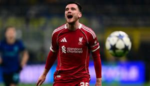Bek Liverpool asal Skotlandia #26, Andrew Robertson, bereaksi selama pertandingan matchday ke-6 Liga Champions UEFA antara Inter Milan dan Liverpool di Stadion San Siro, Milan, pada 9 Desember 2025. (Marco BERTORELLO/AFP)