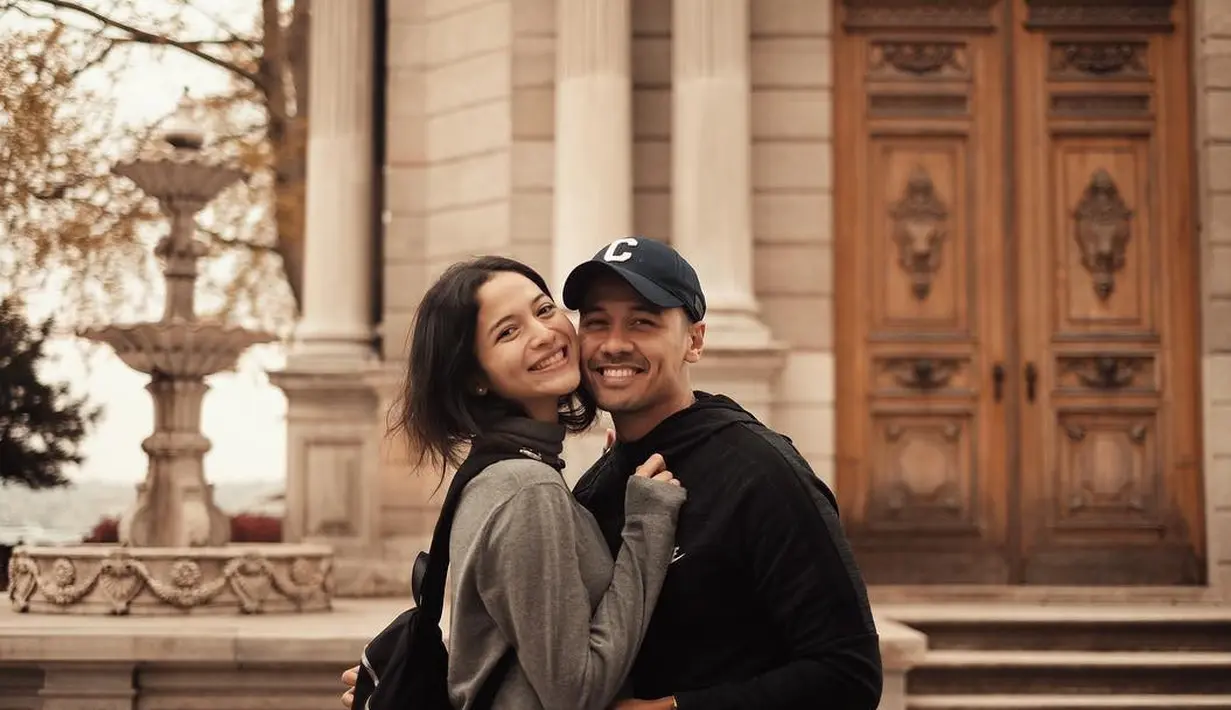 Hal itu terlihat saat mengunggah ucapan selamat berpuasa. Kata kita bertiga menjadi perbicangan netizen. Tidak sedikit yang mengucapkan selamat kehamilannya. (instagram/chicco.jerikho)