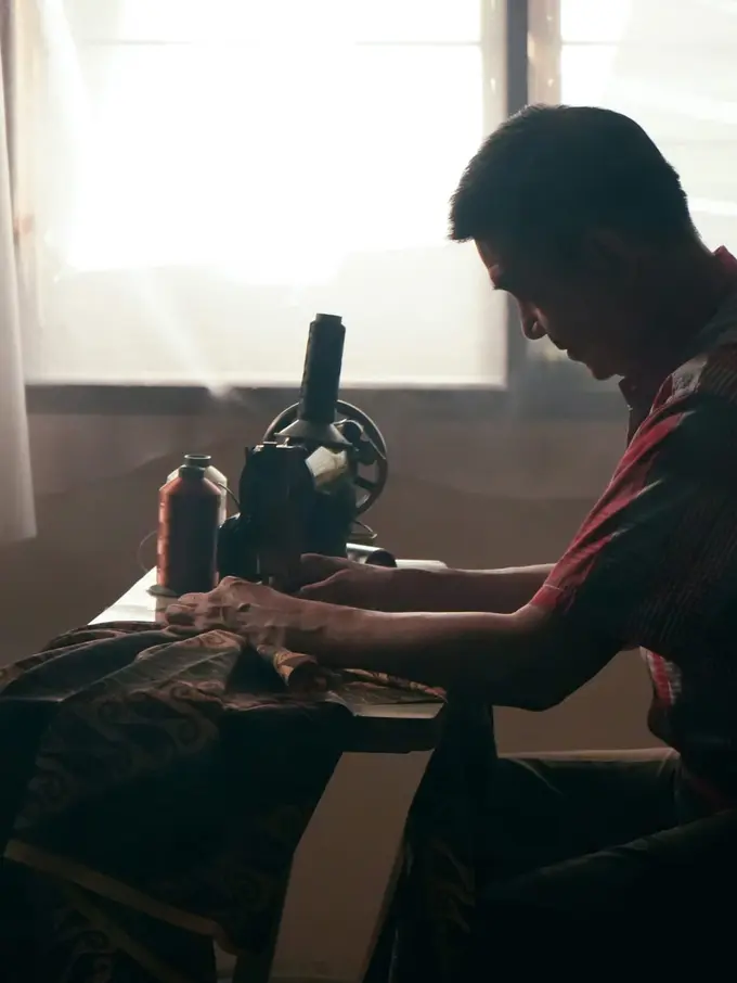 Tren Sepatu Italia dengan Sentuhan Pengrajin Indonesia untuk Tampilan Formal