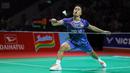 Pebulu tangkis tunggal putra Indonesia, Anthony Ginting berusaha mengembalikan kok dalam babak kualifikasi Indonesia Masters 2026 melawan wakil Thailand, Kantaphon Wangcharoendi Istora, Senayan, Selasa (20/01/2026). (Bola.com/Bagaskara Lazuardi)