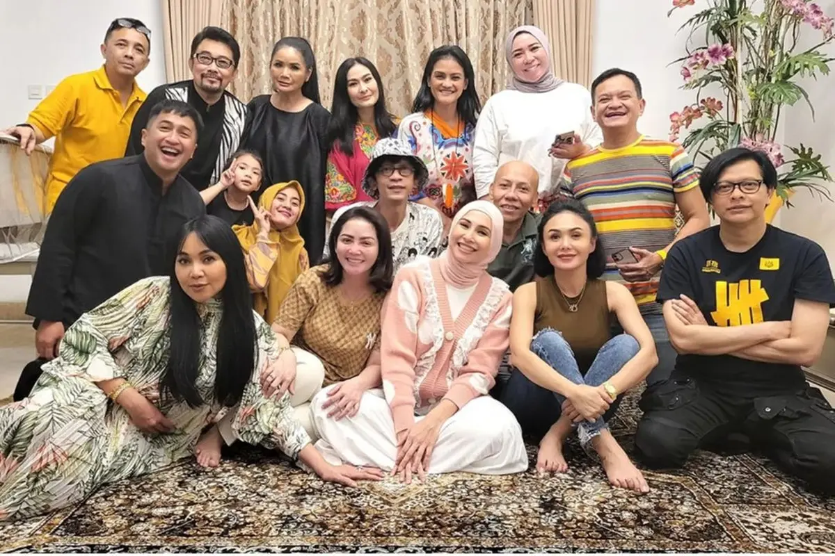 Artis buka bersama di rumah Iis Dahlia