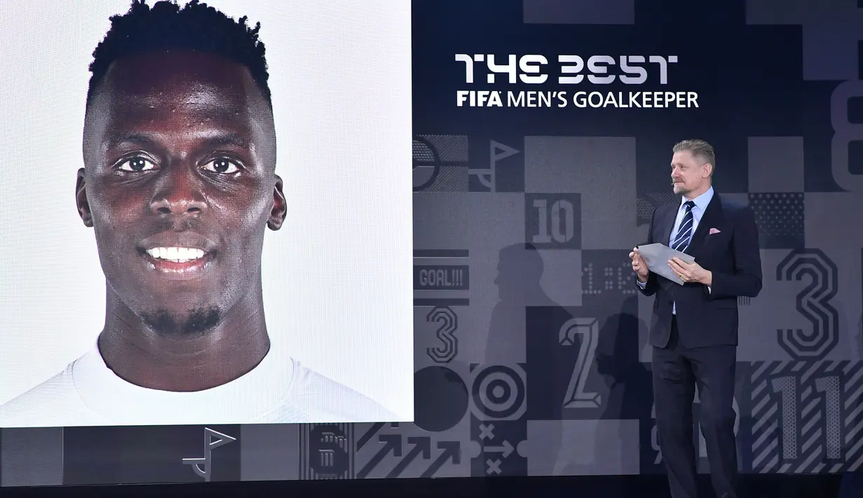 Kiper Senegal berusia 29 tahun yang kini memasuki musim keduanya bersama Chelsea ini berhasil menyisihkan dua pesaingnya, yaitu Gianluigi Donnarumma dan Manuel Neuer. (AP/Pool/Harold Cunningham)