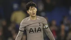 Ekspresi kecewa pemain Tottenham Hotspur, Son Heung-min setelah timnya kalah 2-4 dari Brighton pada laga lanjutan Liga Inggris 2023/2024 di American Express Community Stadium, Brighton, Inggris, Jumat (29/12/2023) dini hari WIB. (AP Photo/Ian Walton)