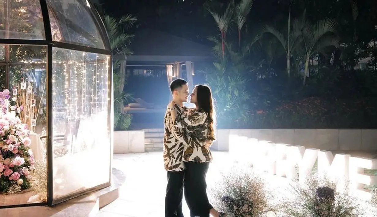 Unggahan Jess No Limit sontak langsung dibanjiri komentar dan ucapan selamat dari rekan-rekan selebriti maupun warganet yang turut senang dan mendoakan keduanya. (Instagram/jessnolimit).