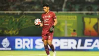Aksi&nbsp;pemain PSIM Yogyakarta, Cahya Supriadi saat bertanding melawan Persebaya Surabaya&nbsp;pada BRI Super League 2025/2026 di Stadion Gelora Bung Tomo, Surabaya,&nbsp;Jumat (8/8/2025). (Bola.com/Abdul Aziz)&nbsp;