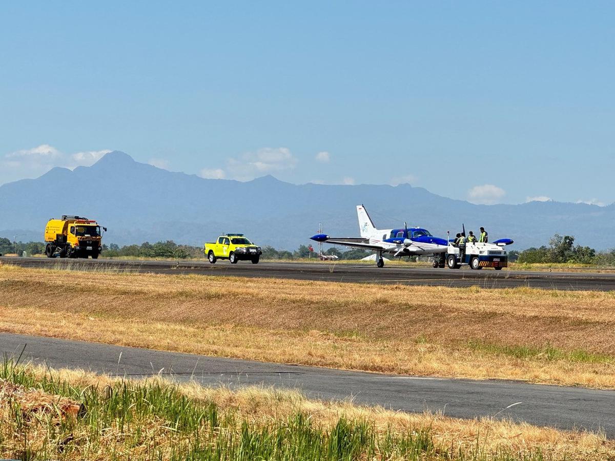Pesawat Surveilance Piper PA-31 Navajo milik PT Vast Intra Avia mengalami kendala di Runway 03-21 Bandara Internasional Sultan Hasanuddin. (Istimewa)