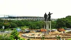 Pekerja melakukan pengerjaan patung Soekarno-Hatta di kawasan bandara internasional Soekarno Hatta, Tangerang, Banten, (27/1/16). Pemasangan kembali patung Soekarno-Hatta ditargetkan akan selesai pada bulan Febuari 2016. (Liputan6.com/Faisal R Syam)