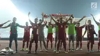 Pemain Timnas Indonesia U-19 merayakan kemenangan atas Kamboja U-19 pada laga persahabatan di Stadion Patriot Candrabhaga, Bekasi, Rabu (4/10). Indonesia U-19 unggul 2-0. (Liputan6.com/Helmi Fithriansyah)