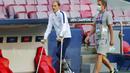 Pelatih Paris Saint-Germain (PSG), Thomas Tuchel, mengamati anak asuhnya saat latihan jelang laga final Liga Champions di Stadion The Luz, Portugal, Sabtu (22/8/2020). PSG akan berhadapan dengan Bayern Munchen. (Miguel A. Lopes/Pool via AP)