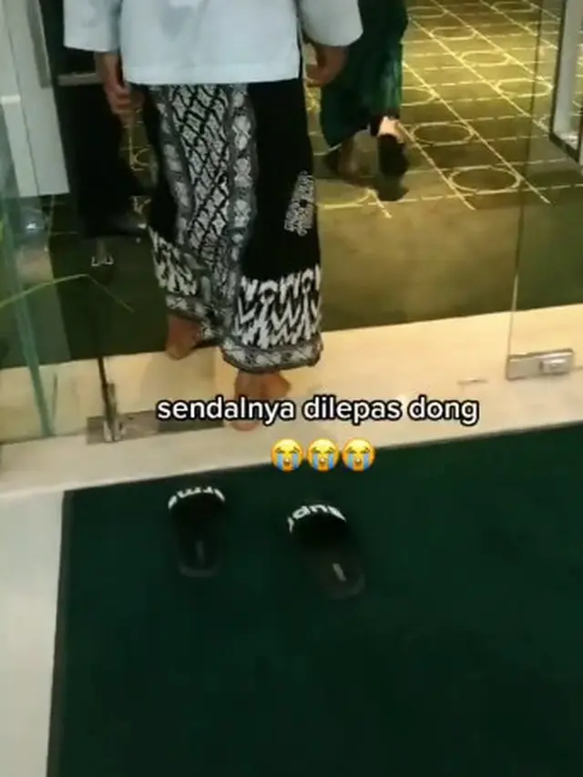 Viral Hendak Menonton Bioskop, Kedua Santri Ini Malah Melepas Sendalnya