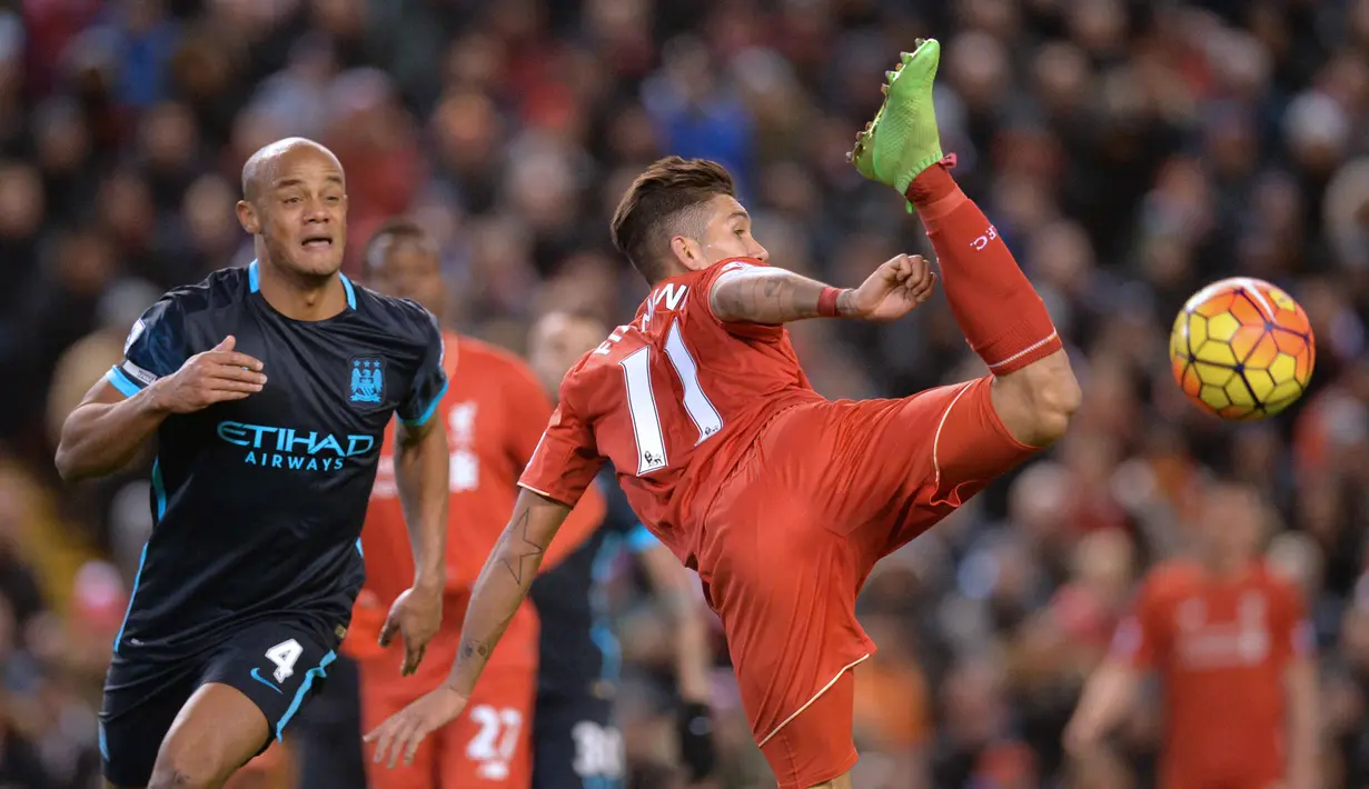 Pemain Liverpool, Roberto Firmino (kanan) mengontrol bola saat berduel dengan pemain Manchester City, Vincent Company pada lanjutan Liga Inggris pekan ke-28 di Stadion Anfield, Liverpool, Kamis (3/3/2016) dini hari WIB. (AFP/Paul Ellis)