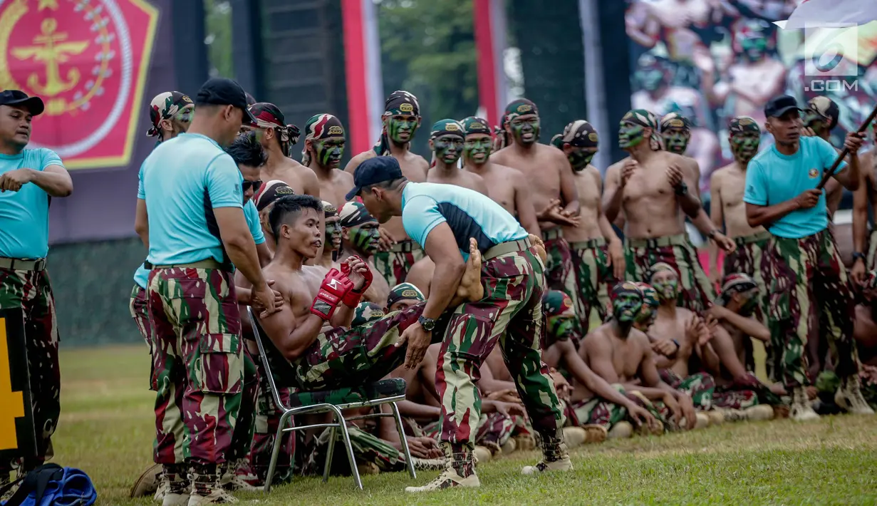 Prajurit Kopossus beristirahat usai menunjukan kebolehan bertarung bebas dalam acara HUT ke-67 Kopassus di Markas Kopassus, Jakarta, Rabu (24/4). Pasukan Kopassus adalah prajurit pilihan. Prajurit yang ditempa dengan berbagai latihan, tantangan, dan medan pertempuran. (Liputan6.com/Faizal Fanani)