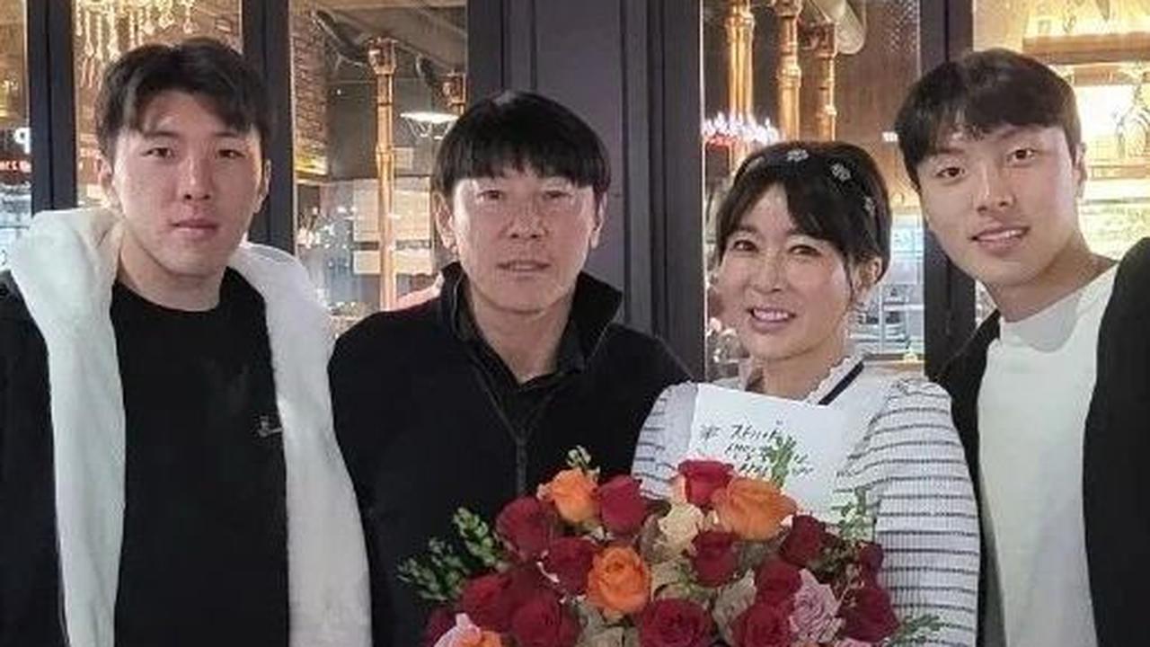Shin Tae-yong dan Cha Yong-joo memiliki dua orang anak. Kedua anaknya bernama Shin Jae-won dan Shin Jae-Hyeok.