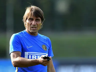 Pelatih Inter Milan, Antonio Conte melihat para pemainnya berlatih selama sesi latihan di Appiano Gentile, Italia (16/9/2019). Inter Milan akan bertanding melawan Slavia Praha pada grup F Liga Champions di Giuseppe Meazza, Italia. (AFP Photo/Miguel Medina)