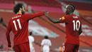 Penyerang Liverpool, Sadio Mane, melakukan selebrasi bersama Mohamed Salah usai membobol gawang Crystal Palace pada laga Premier League di Stadion Anfield, Rabu (24/6/2020). Liverpool menang dengan skor 4-0. (AP/Phil Noble)