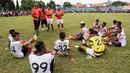 Pelatih Persija, Paulo Camargo, memberikan instruksi kepada anak asuhnya saat laga ujicoba melawan Barito Putera di Stadion Bea Cukai, Jakarta, Selasa (5/4/2016). Kedua tim bermain imbang 2-2. (Bola.com/Vitalis Yogi Trisna)