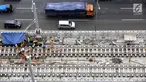 Pekerja menyelesaikan rel jalur layang mass rapid transit (MRT) yang melintasi tol Jakarta Outer Ring Road (JORR) TB Simatupang, Jakarta, Sabtu (21/4). Jalur MRT  memiliki 7 stasiun layang dan 6 stasiun bawah tanah. (Liputan6.com/Fery Pradolo)