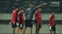 Pelatih Timnas Indonesia, Patrick Kluivert, memberikan arahan kepada anak asuhnya saat sesi latihan jelang menghadapi tuan rumah Jepang dalam Kualifikasi Piala Dunia 2026 zona Asia di Suita City Stadium, Selasa (10/6/2025). (Dok PSSI)