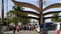 Sejumlah kendaraan mengantri di Taman Mini Indonesia Indah (TMII), Jakarta, Minggu (19/07/2015). Jumlah pengunjung hari ketiga Lebaran bertambah dari hari pertama Lebaran dan ditargetkan mencapai angka 300.000 pengunjung. (Liputan6.com/Yoppy Renato)