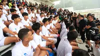 Ketua umum PSSI Erick Thohir, didampingi Dennis Wise, Bima Sakti, dan Indra Sjafri menyapa para pemain yang mengikuti seleksi Garuda Select dan Timnas Indonesia U-17, Kamis (6/7/2023) di Stadion Madya Gelora Bung Karno (Bola.com/M Iqbal Ichsan)