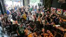 Sejumlah peserta nonton bareng NBA Finals bersama Vidio dan NBA Indonesia berfoto bersama di Stark Taproom, Elysee, SCBD, Jakarta pada hari Sabtu (15/6/2024). (Bola.com/Syahkist Afi Daib)