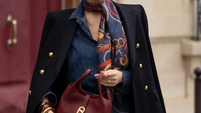 4 Teknik Styling Scarf untuk Tampil Modis ala Influencer Jerman Alexandra Lapp