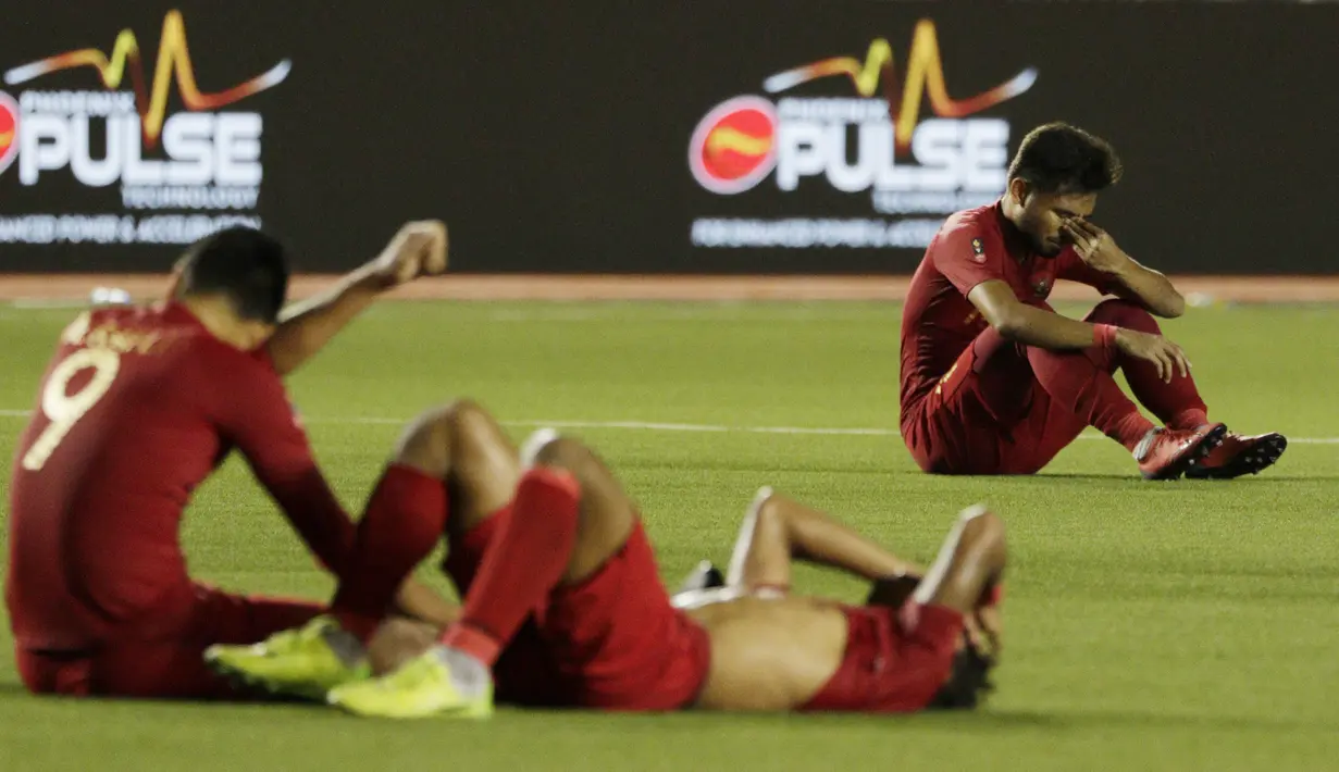 Gelandang Timnas Indonesia U-22, Saddil Ramdani, tampak kecewa usai dikalahkan Vietnam U-22 pada laga final SEA Games 2019 di Stadion Rizal Memorial, Manila, Selasa (10/12). Indonesia kalah 0-3 dari Vietnam. (Bola.com/M Iqbal Ichsan)