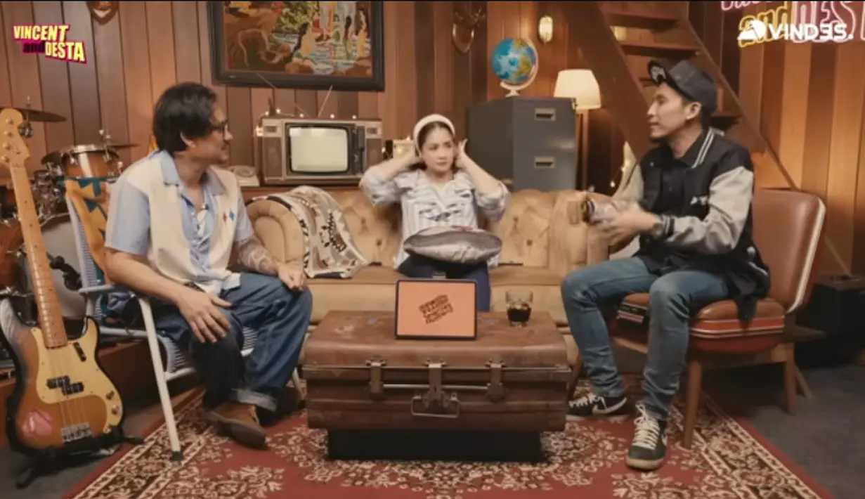 "Bayangin gak, gak mandi aja wangi bro," sahut Desta. "Justru gua parfumnya nambah karena gak mandi gitu. Tiba-tiba dibilang siaran gitu, sebenarnya selalu pengen banget jadi penyiar. Terus ternyata ada endingnya jam enam pagi," jelas Nagita. [Youtube/VINDES]