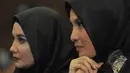 Arzetti Bilbina (kanan) dan Zaskia Mecca didaulat menjadi mentor para finalis Puteri Muslimah Indonesia 2015, Jakarta, Senin (11/5/2015). Arzetti dan Zaskia  terlihat kompak mengenakan hijab berwarna hitam. (Liputan6.com/Herman Zakharia)