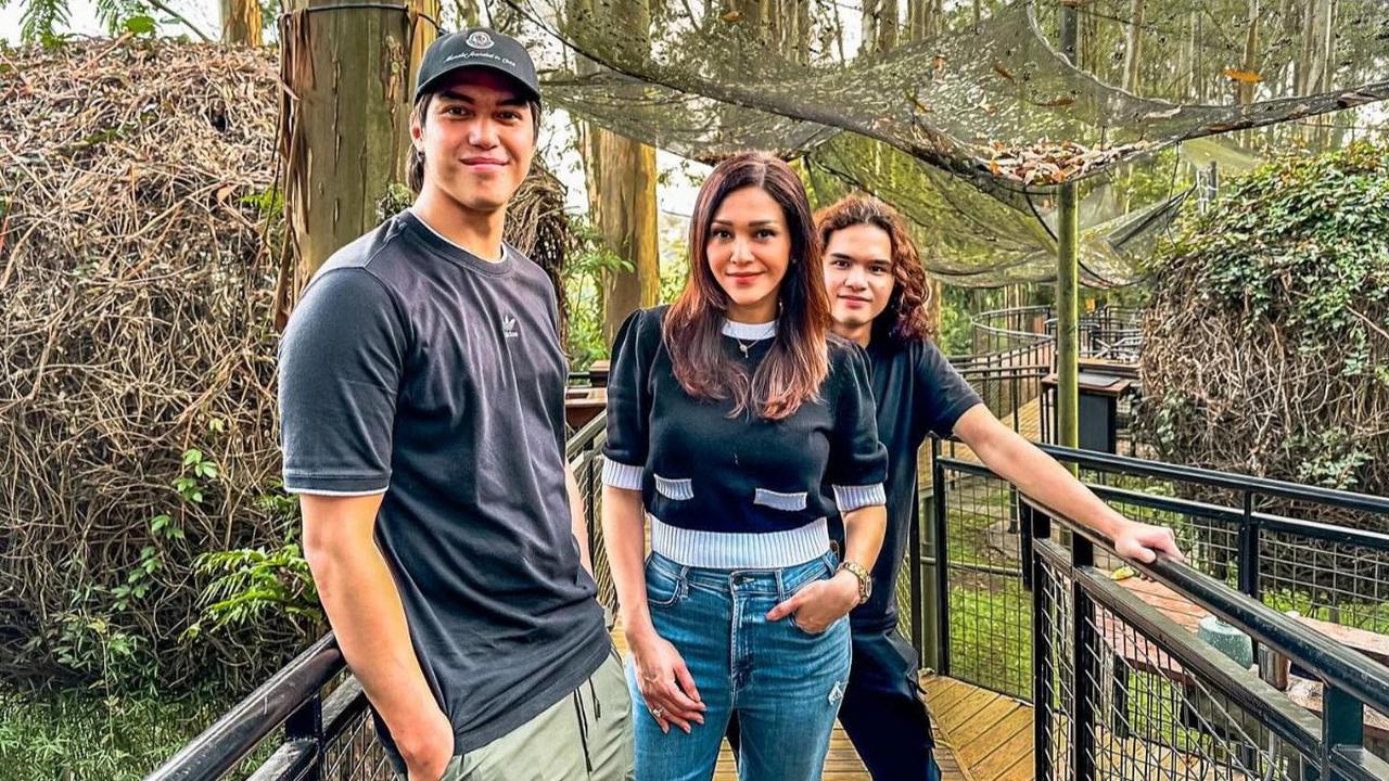 Unggahan foto El Rumi bersama sang bunda dan adiknya langsung dikomentari. Dul menyebut jika rambutnya tak berubah. Sementara Maia menilai wajahnya tak berubah.<br>