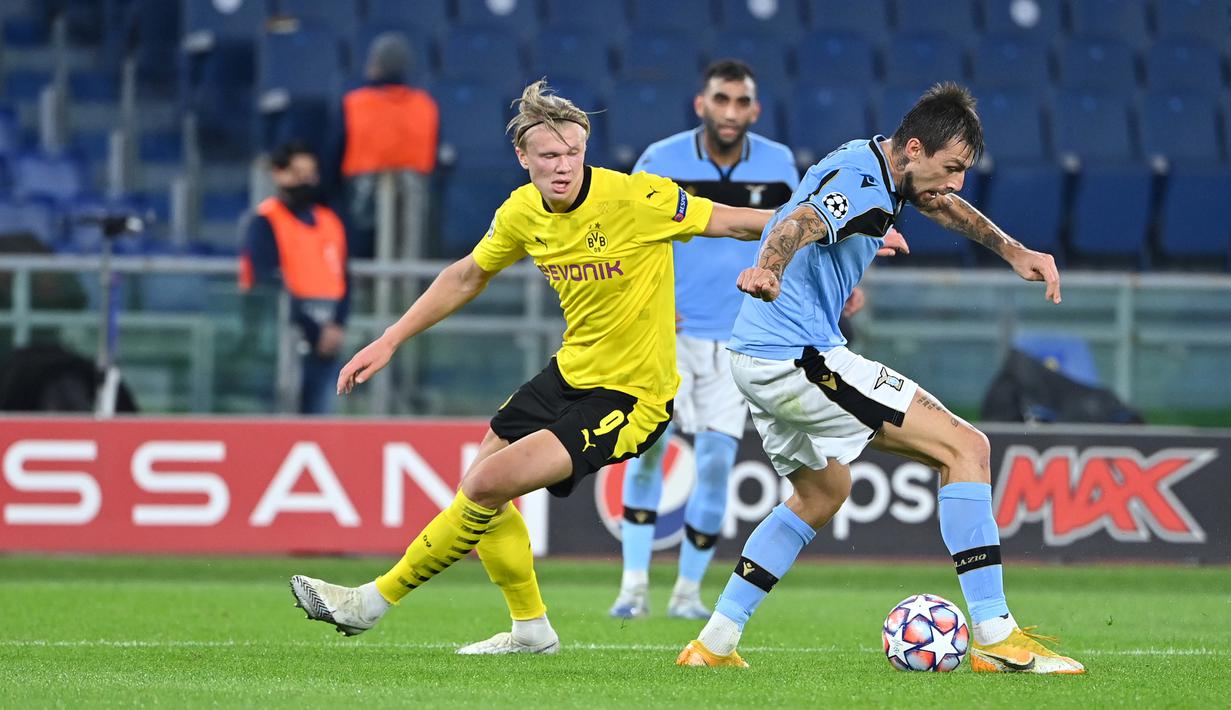 Bek Lazio, Francesco Acerbi, berebut bola dengan penyerang Borussia Dortmund, Erling Braut Haland, pada laga Grup F Liga Champions 2020/2021 di Stadion Olimpico, Rabu (21/10/2020) dini hari WIB. Lazio menang 3-1 atas Borussia Dortmund. (AFP/Alberto Pizzoli)