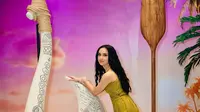 7 Potret Outfit Manggung Lyodra yang Selalu Memesona, Berkelas dan Punya Ciri Khas