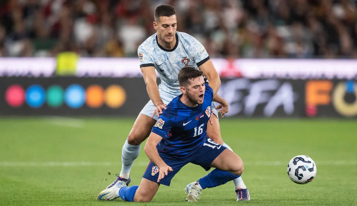 Kedua timnas bermain sengit. Portugal dan Krosia sama-sama saling serang dan beberapa kali berhasil membuka peluang mencetak gol. (Patricia DE MELO MOREIRA/AFP)