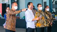 Menteri Perindustrian Agus Gumiwang Kartasasmita mendampingi Presiden Joko Widodo meninjau percepatan vaksinasi booster bagi para pekerja sektor industri di PT Komatsu Indonesia, Kamis (24/2/2022). (FOTO: Biro Pers Setpres)